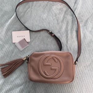 GUCCI Beige Pebbled Leather Soho Disco Crossbody Bag